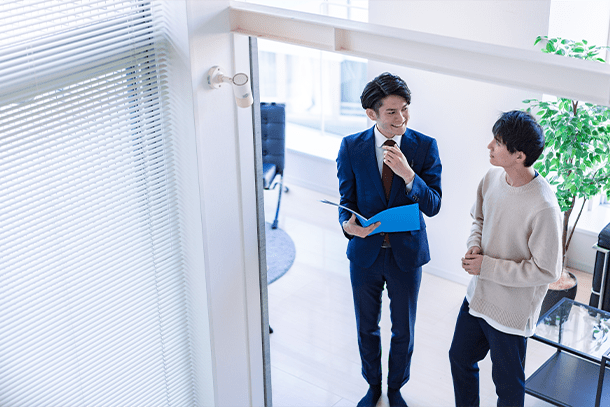 不動産営業に質問する様子